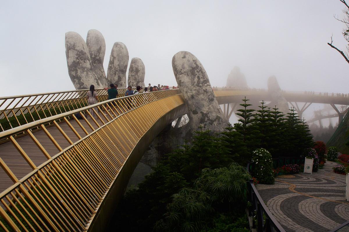 Golden Bridge Ba Na Hills hands