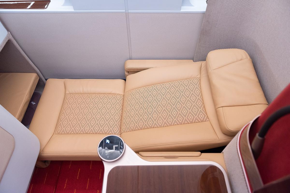 business class flat bed seat