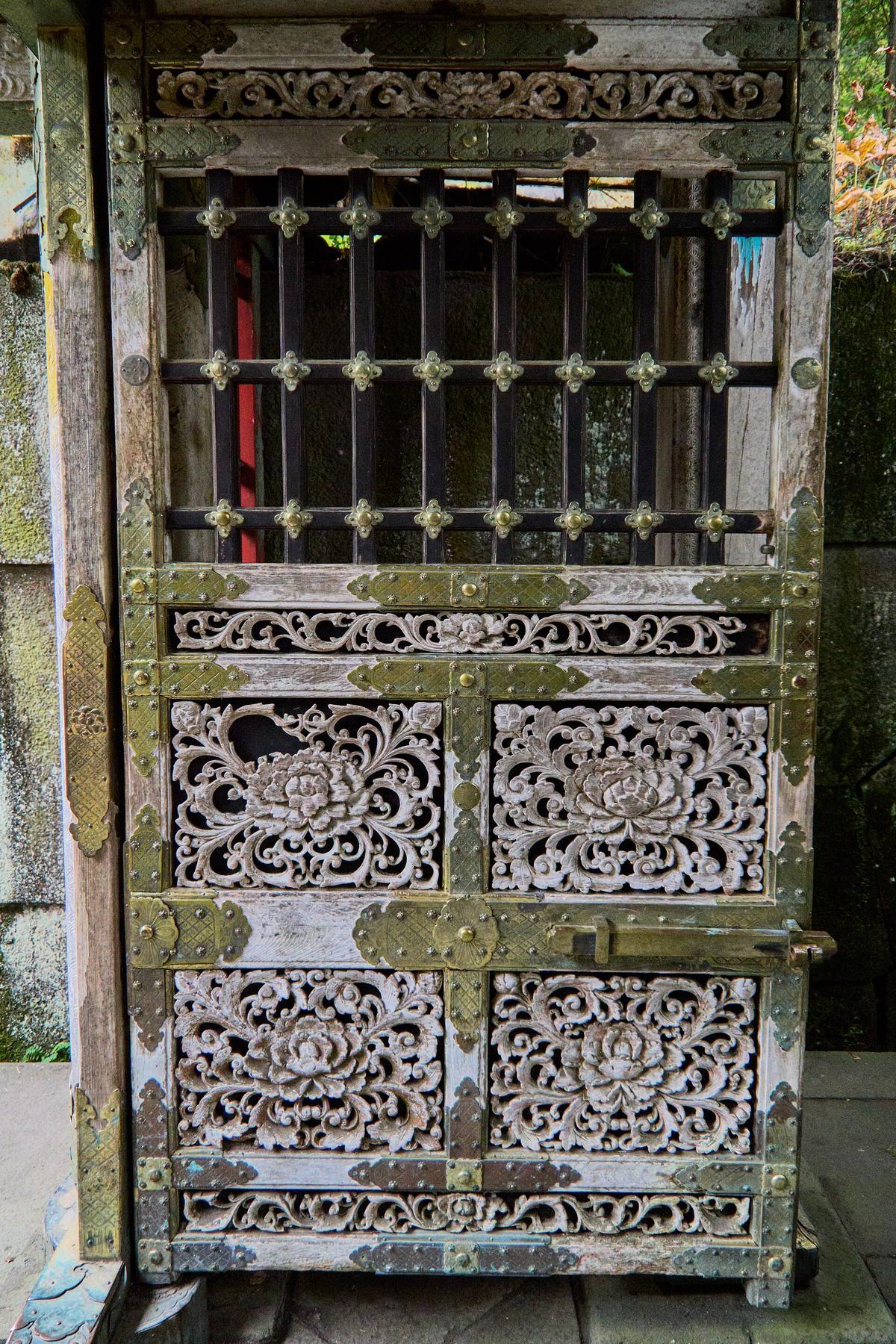 Nikko Toshogu carved gate