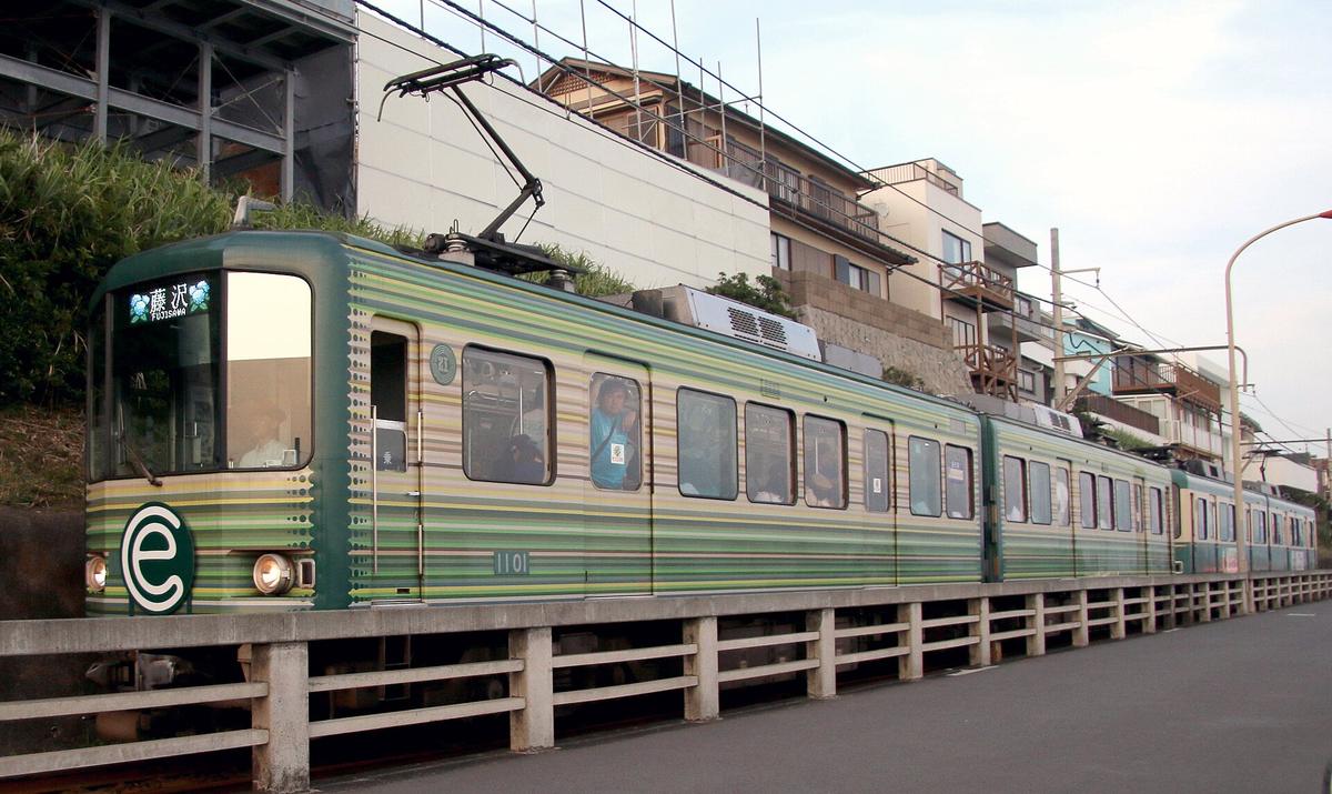 Enoden train Kamakura coast