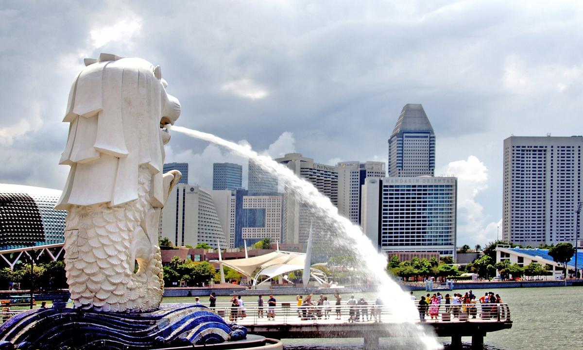 Merlion statue Singapore waterfront