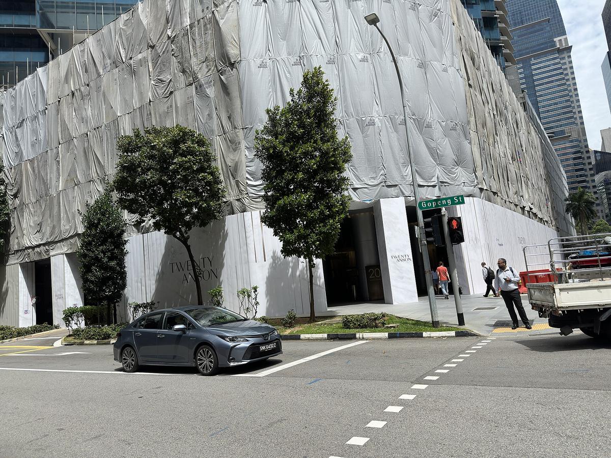 Singapore street pedestrian crossing