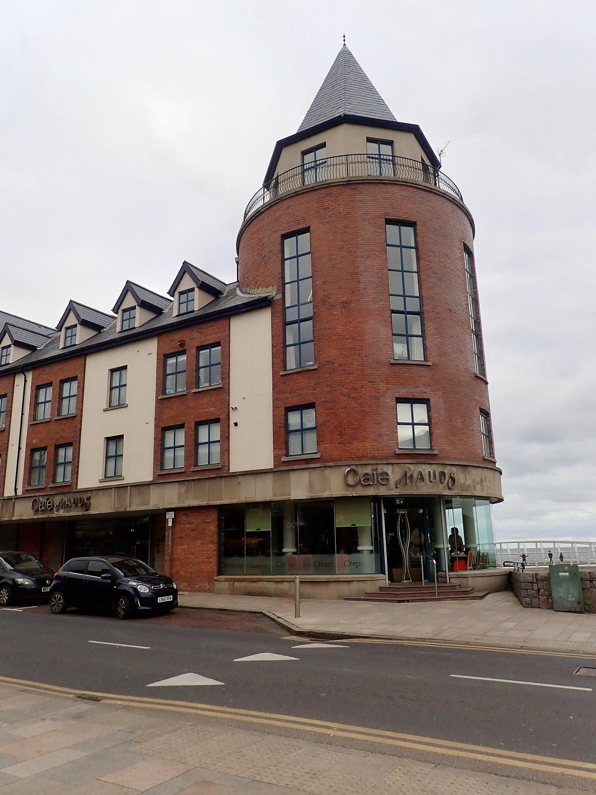 Cafe apartments