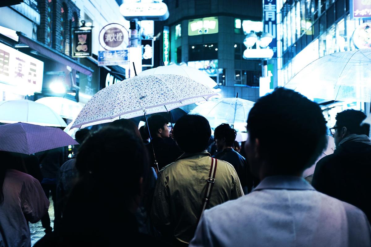 Shibuya crossing crowds night