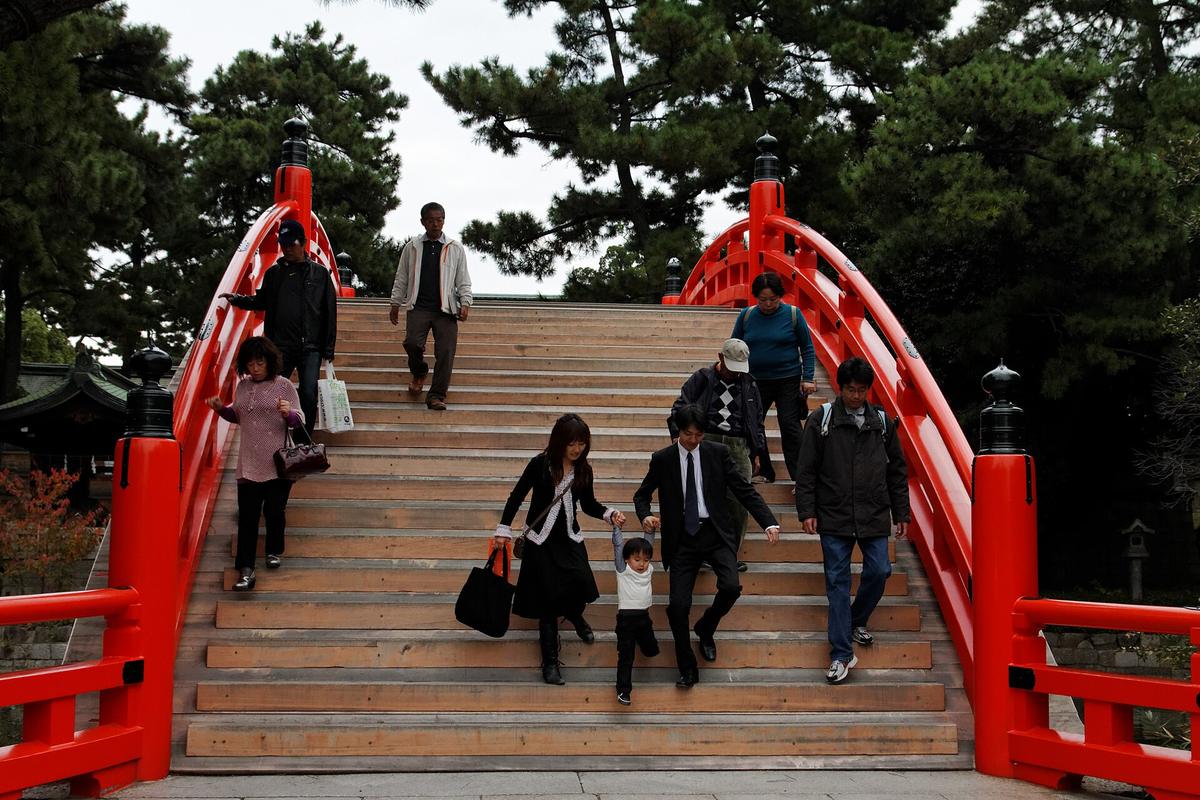 Sumiyoshi Taisha drum bridge Osaka