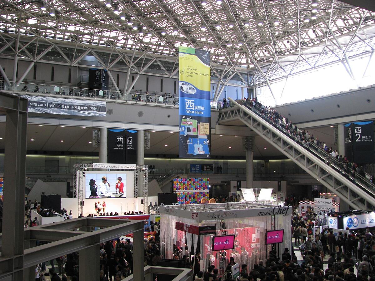 Tokyo escalator queue