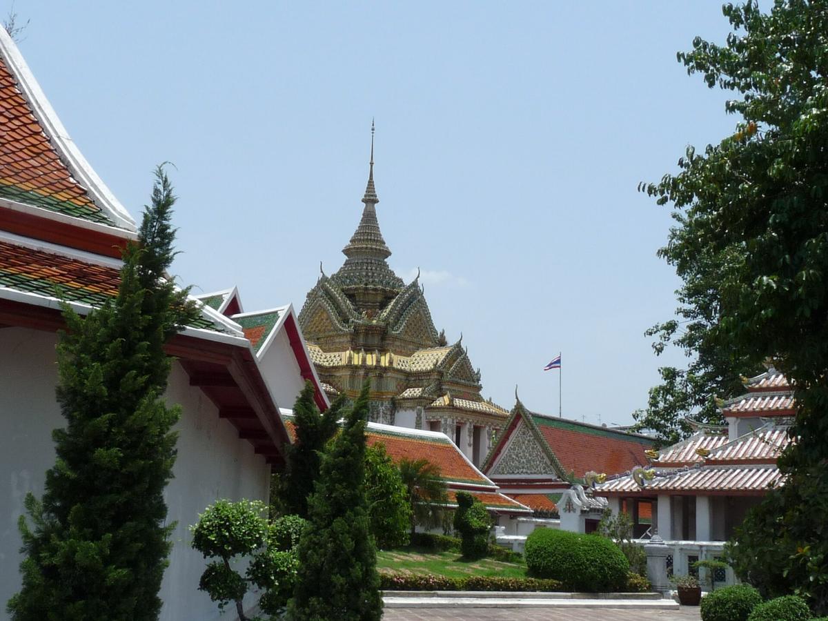Wat Pho temple courtyard